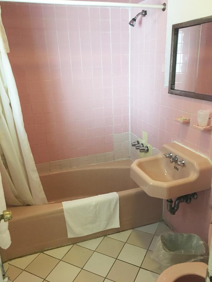 Village Motel Ellenville Экстерьер фото