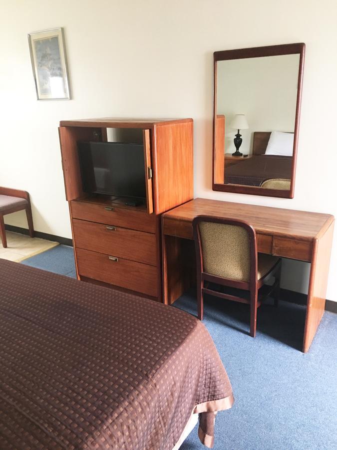 Village Motel Ellenville Экстерьер фото